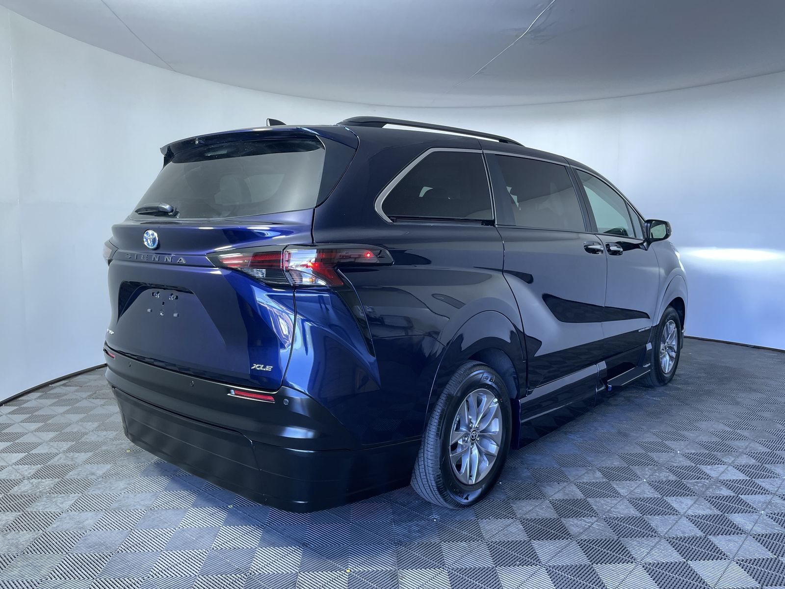 2025 Toyota Sienna XLE - Photo 26