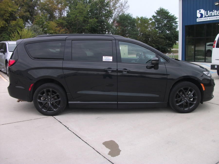 PRE OWNED 2023 Chrysler Pacifica Touring L