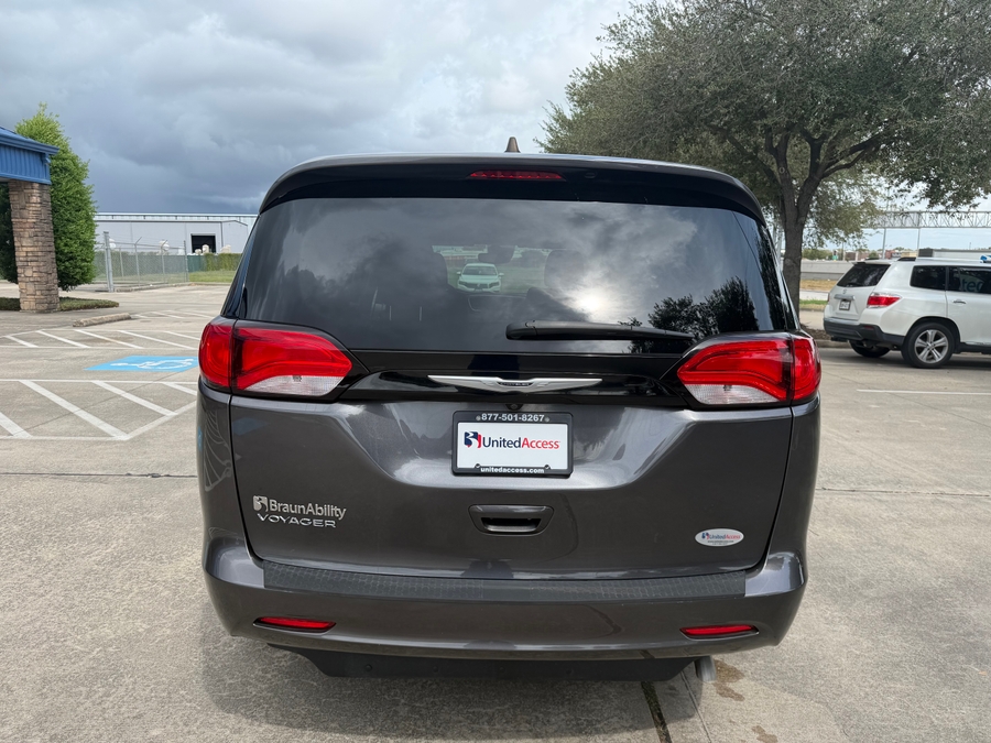 PRE OWNED 2023 Chrysler Voyager LX