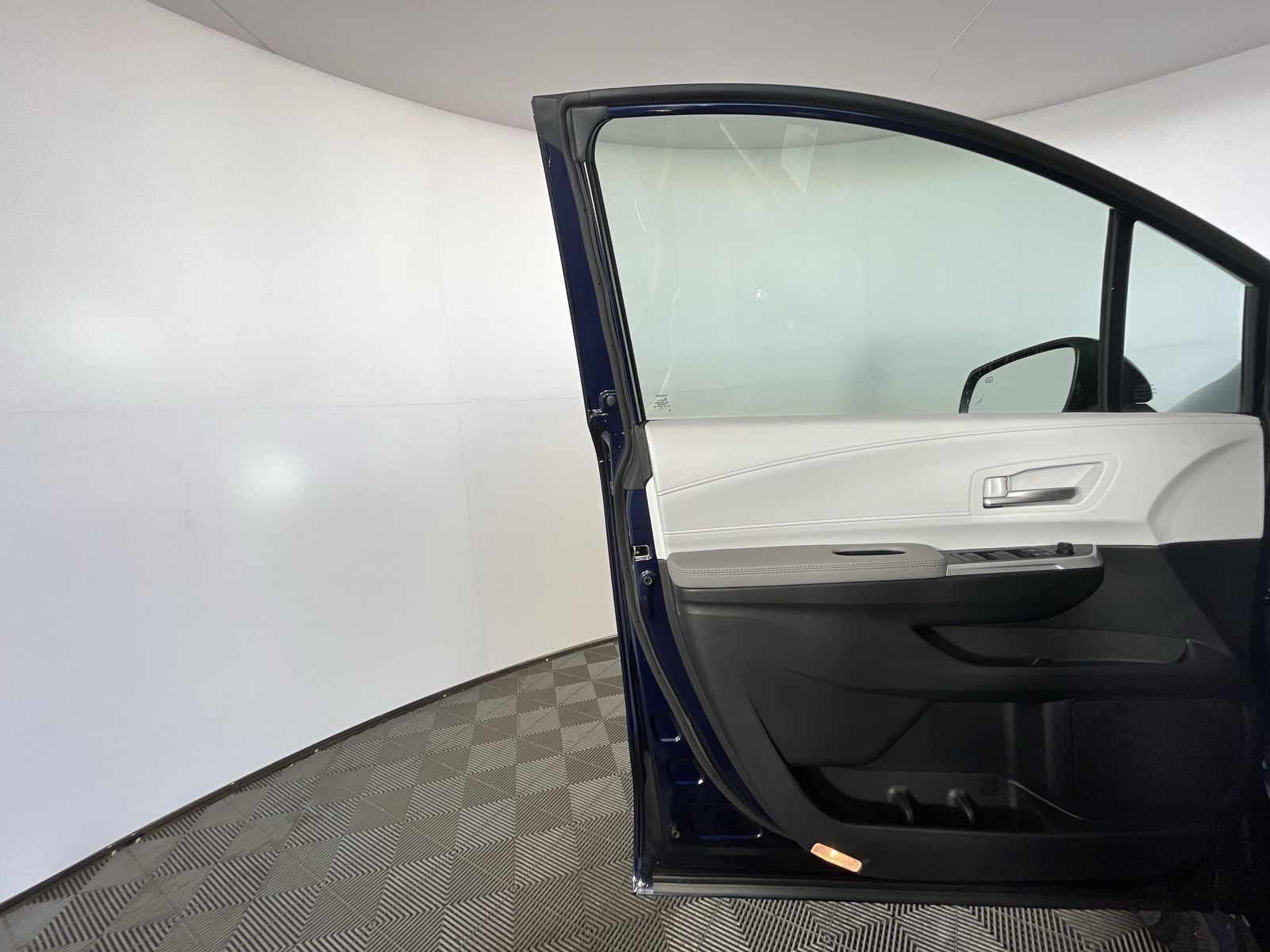 2025 Toyota Sienna XLE - Photo 7