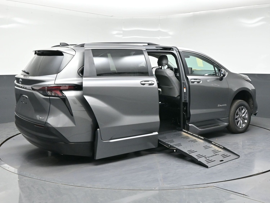 New 2026 Toyota Sienna XLE Base