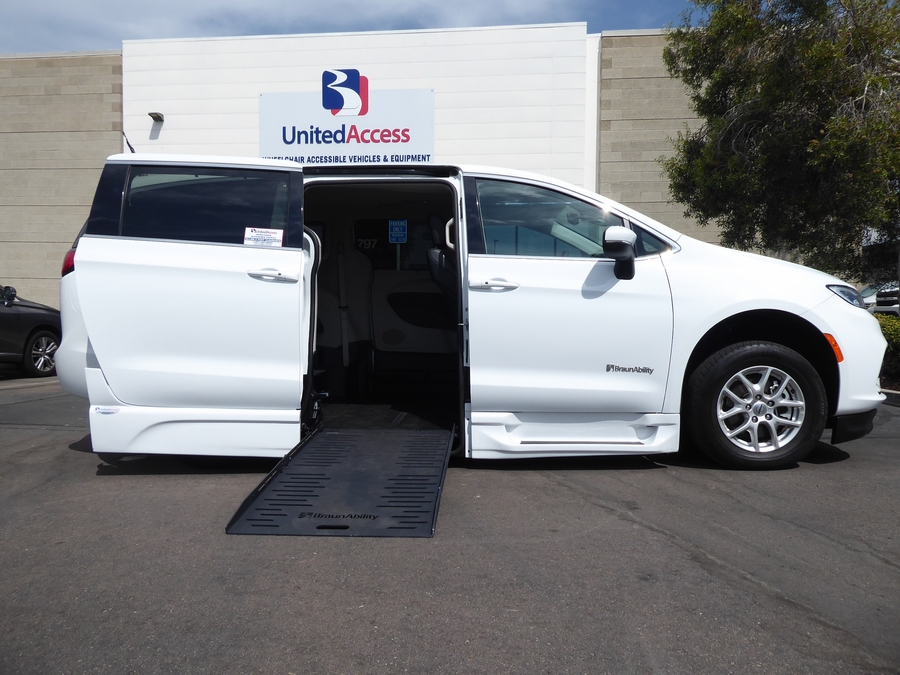 PRE OWNED 2023 Chrysler Pacifica Touring L