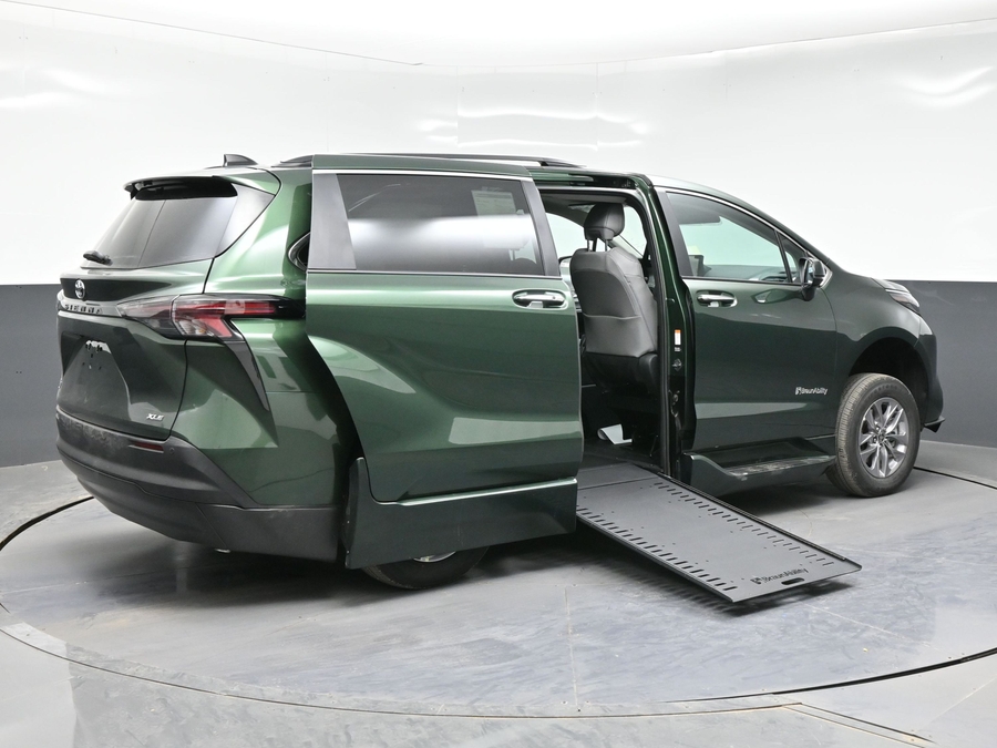New 2026 Toyota Sienna XLE Base