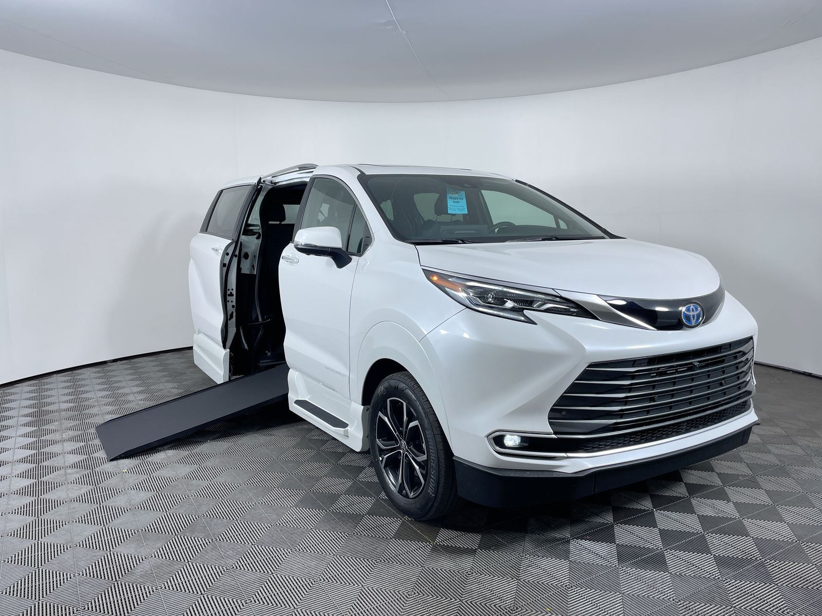 2025 Toyota Sienna Platinum's photo