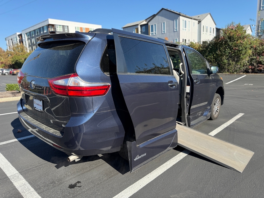 PRE OWNED 2018 Toyota Sienna XLE