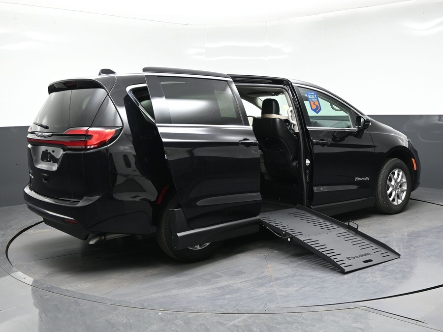 CERTIFIED PRE-OWNED 2024 Chrysler Pacifica Touring L