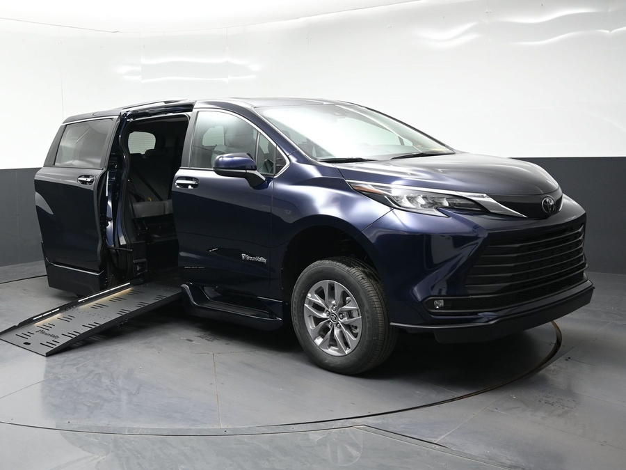 New 2026 Toyota Sienna XLE Base