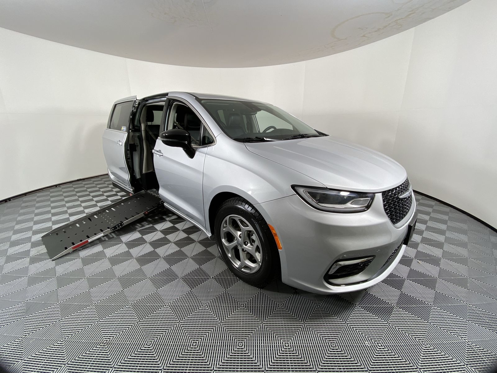 2024 Chrysler Pacifica's photo