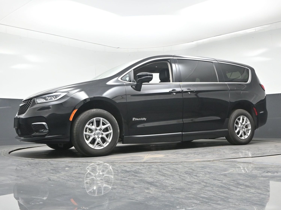 CERTIFIED PRE-OWNED 2024 Chrysler Pacifica Touring L