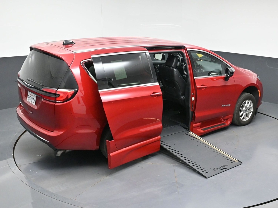 PRE OWNED 2025 Chrysler Pacifica Select