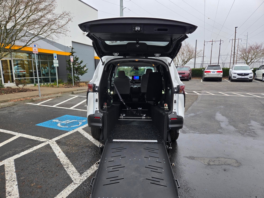 New 2026 Toyota Sienna LE