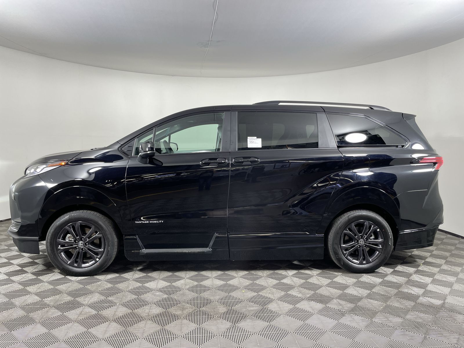 2025 Toyota Sienna XSE - Photo 29
