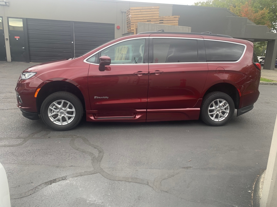 PRE OWNED 2022 Chrysler Pacifica Touring L