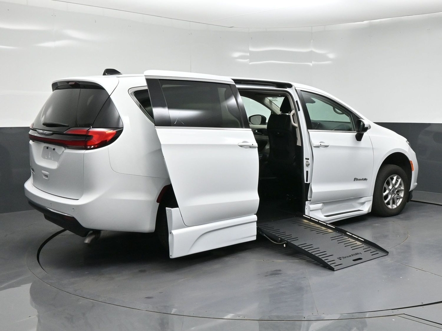 PRE OWNED 2023 Chrysler Pacifica Touring L