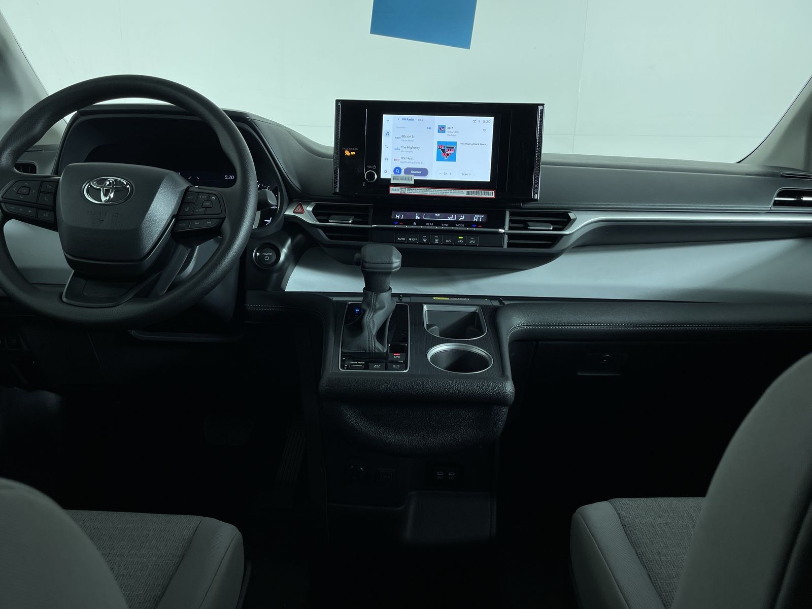 2025 Toyota Sienna LE - Photo 16