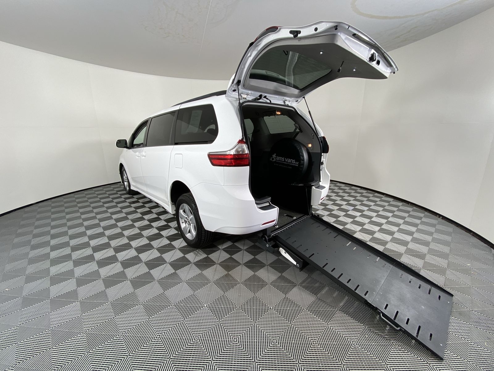2018 Toyota Sienna LE V6 8-Passenger's photo