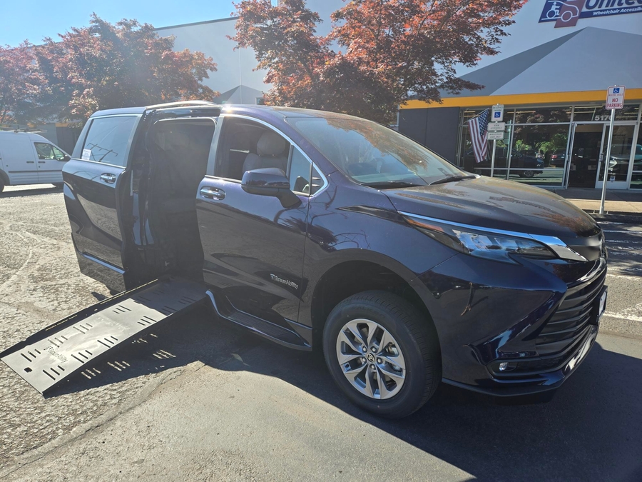 PRE OWNED 2022 Toyota Sienna XLE
