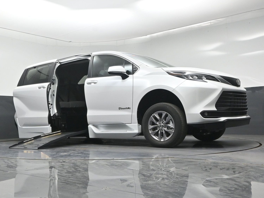 New 2026 Toyota Sienna XLE Base