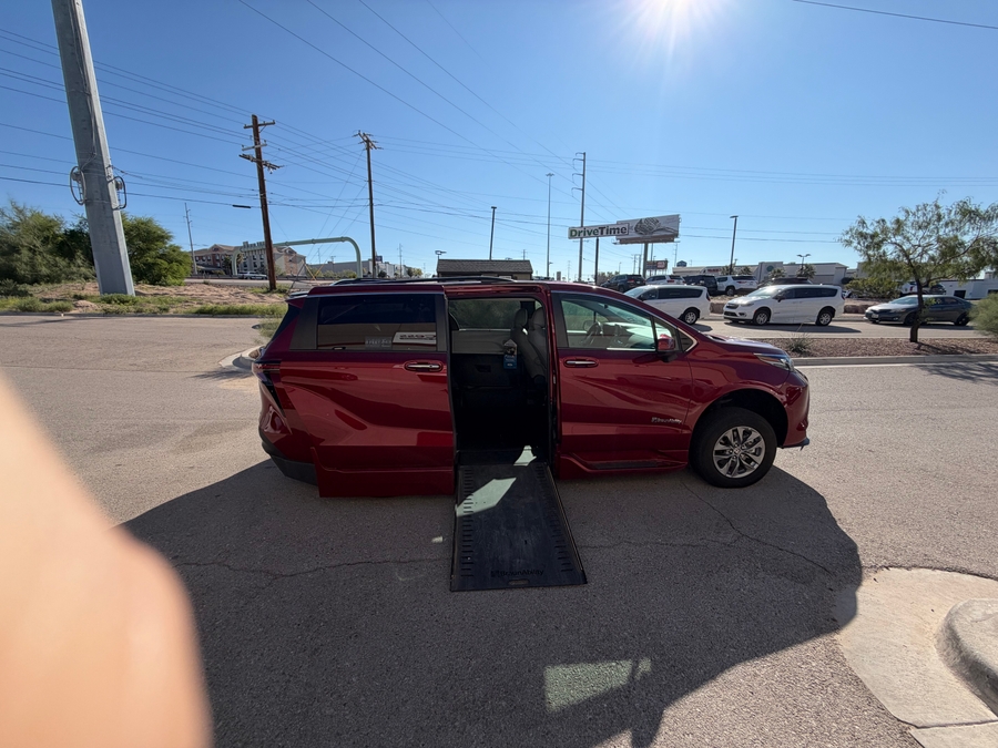 PRE OWNED 2025 Toyota Sienna XLE