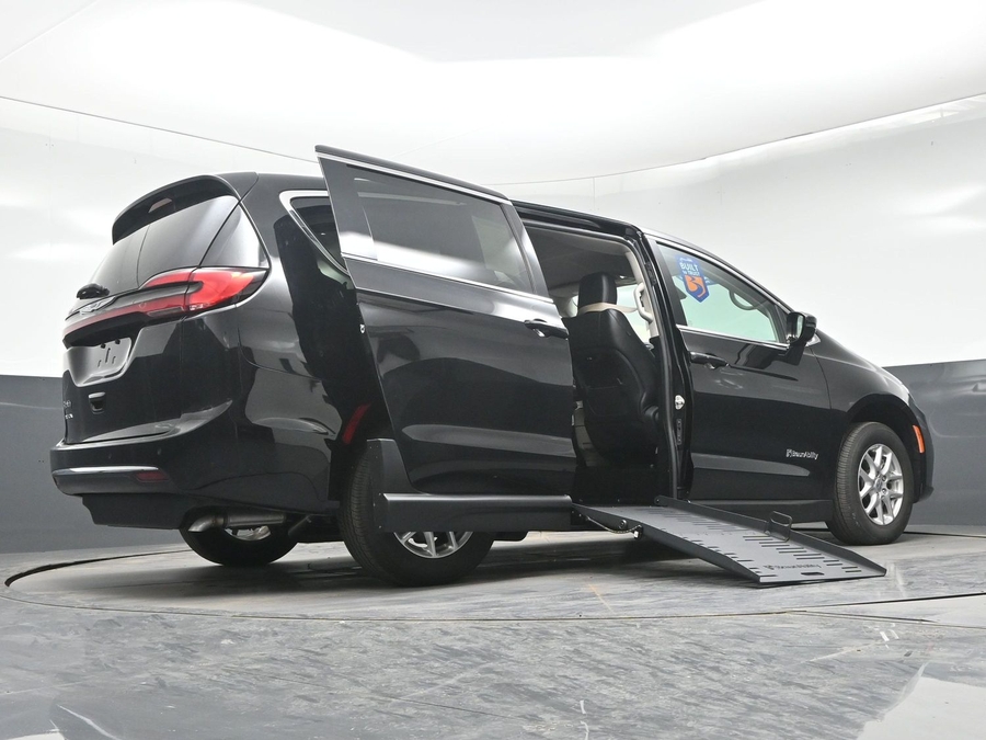 CERTIFIED PRE-OWNED 2024 Chrysler Pacifica Touring L