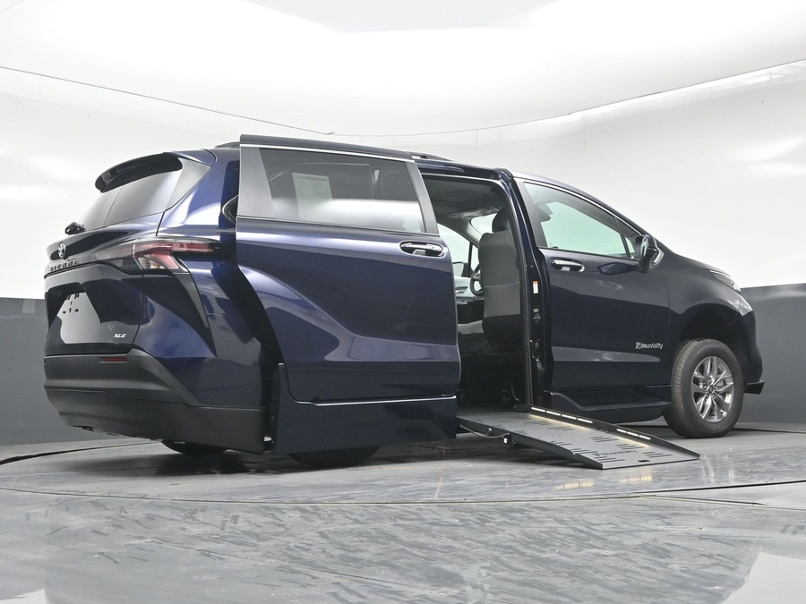 New 2026 Toyota Sienna XLE Base