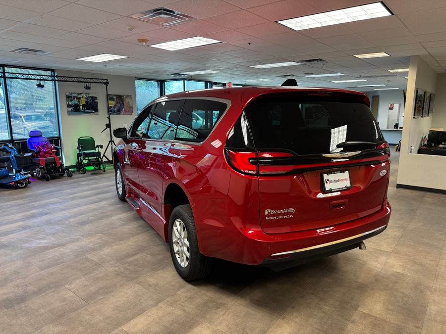 PRE OWNED 2025 Chrysler Pacifica Select