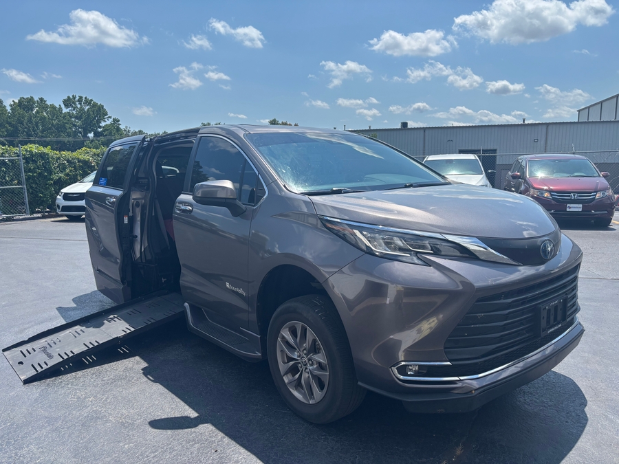 PRE OWNED 2022 Toyota Sienna XLE
