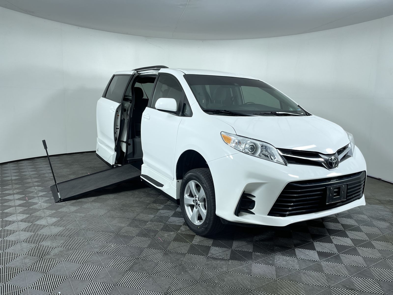 2019 Toyota Sienna LE's photo