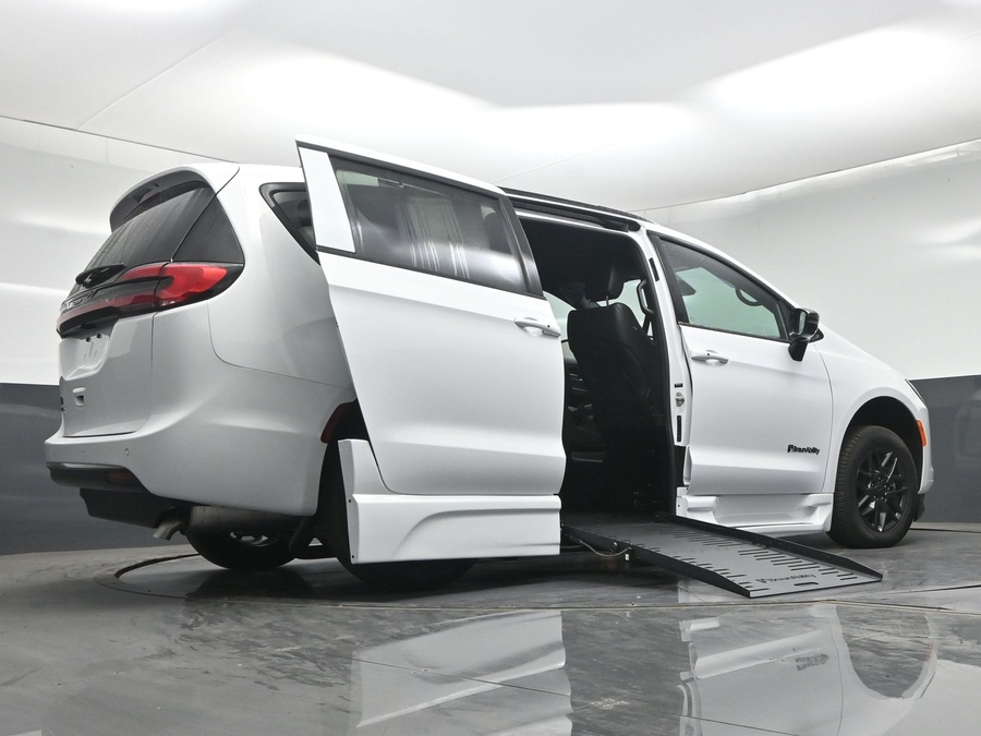 New 2027 Chrysler Pacifica Select Sport