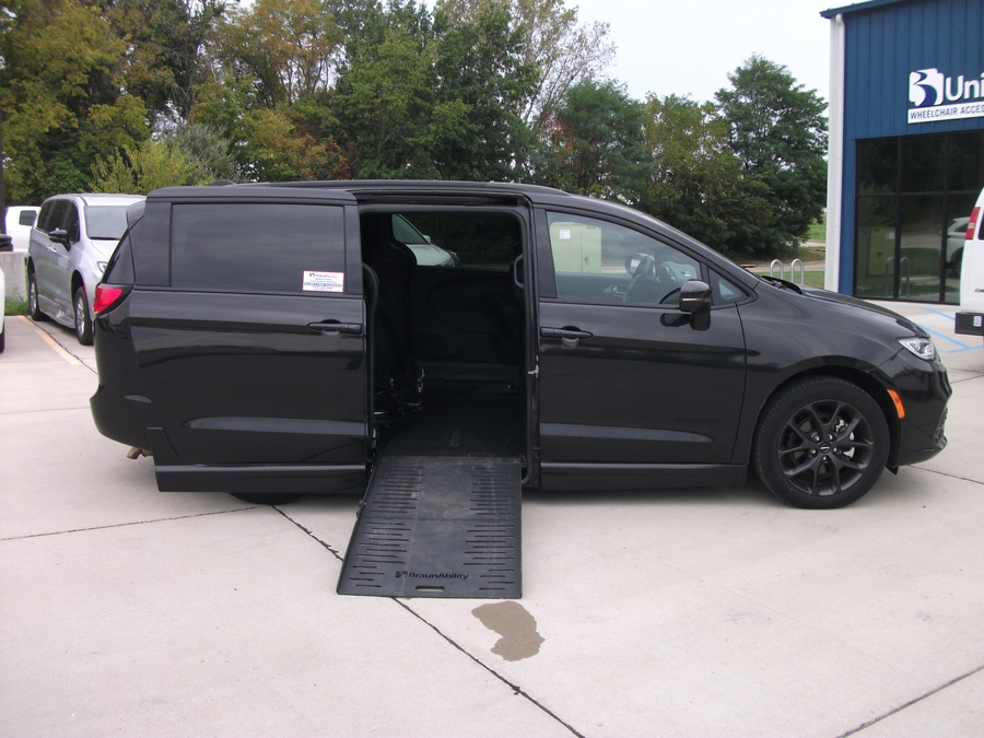 PRE OWNED 2023 Chrysler Pacifica Touring L