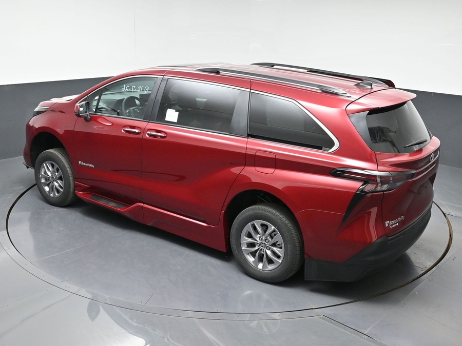 New 2026 Toyota Sienna XLE Base