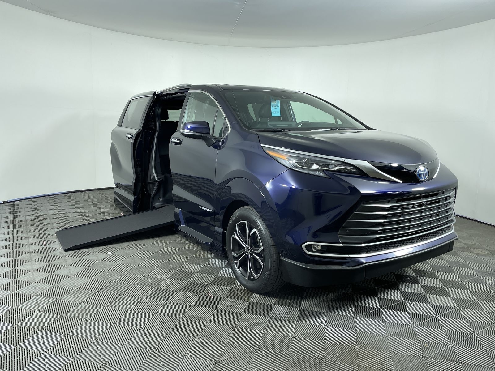 2025 Toyota Sienna Platinum's photo