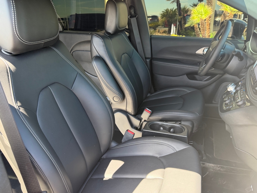 PRE OWNED 2025 Chrysler Pacifica Select