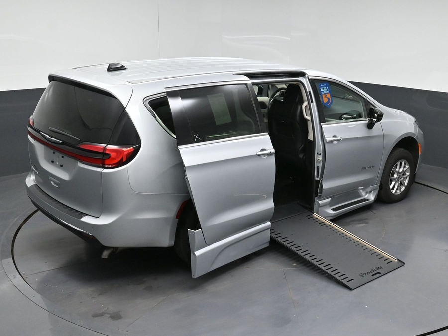 CERTIFIED PRE-OWNED 2024 Chrysler Pacifica Touring L
