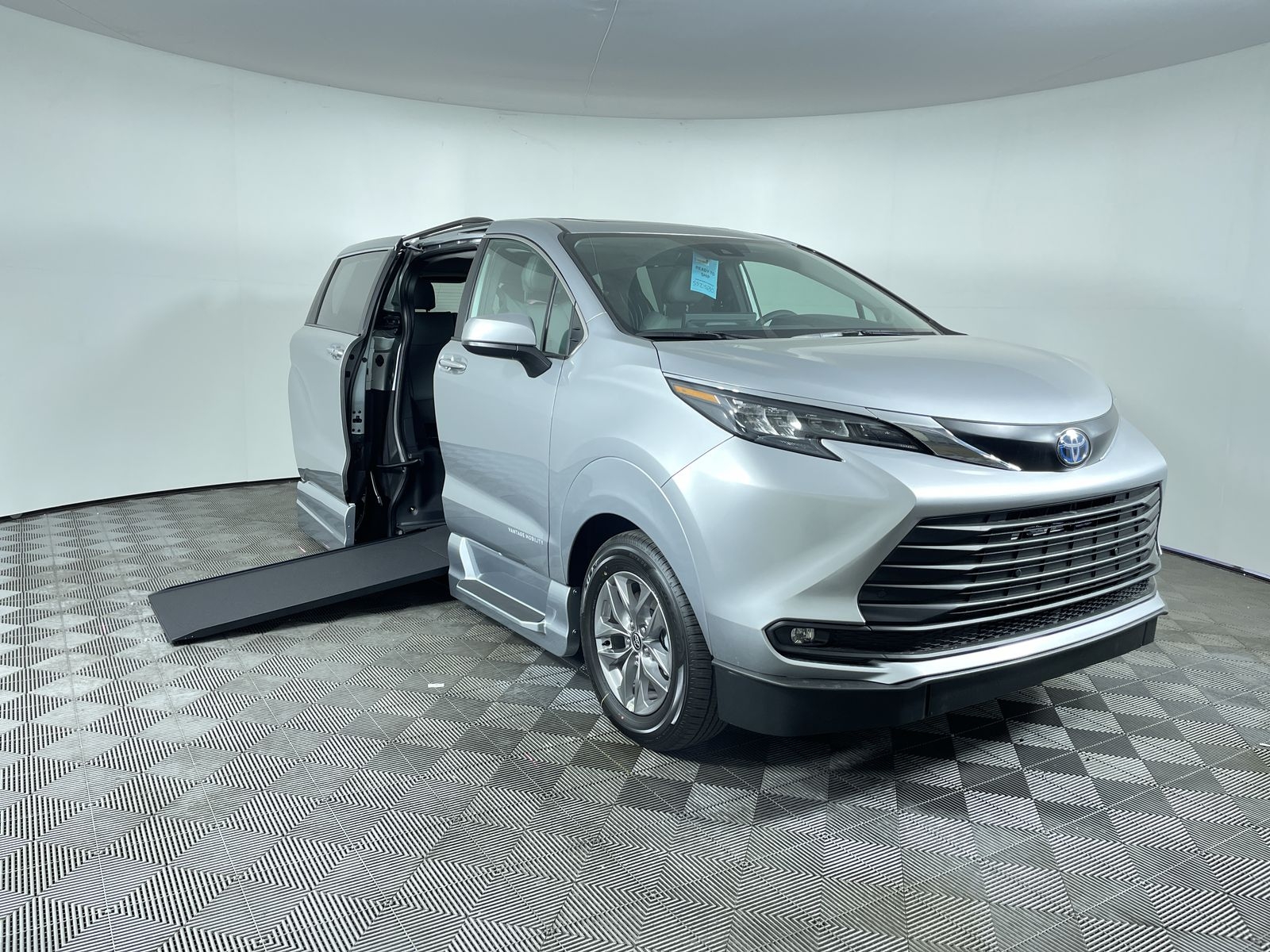 2025 Toyota Sienna XLE's photo