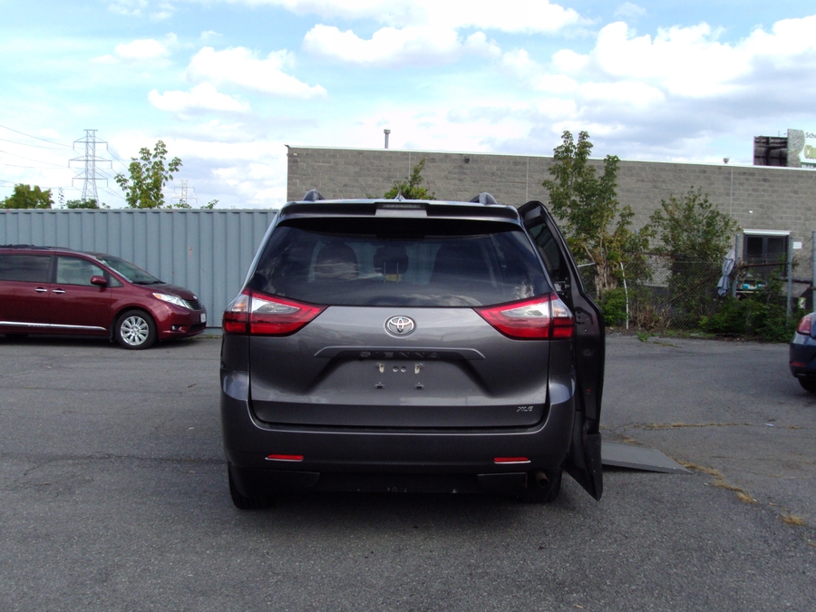 PRE OWNED 2020 Toyota Sienna XLE