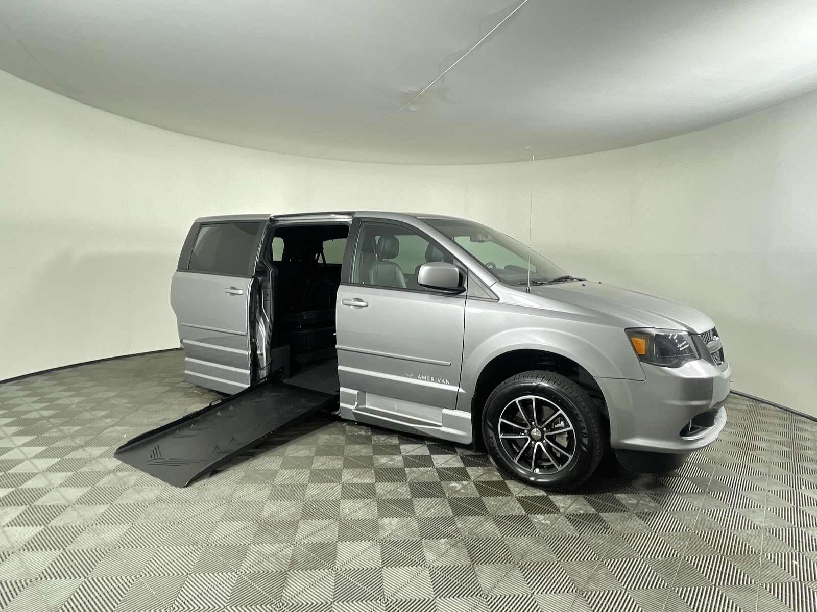 2016 Dodge Grand Caravan SXT Plus's photo