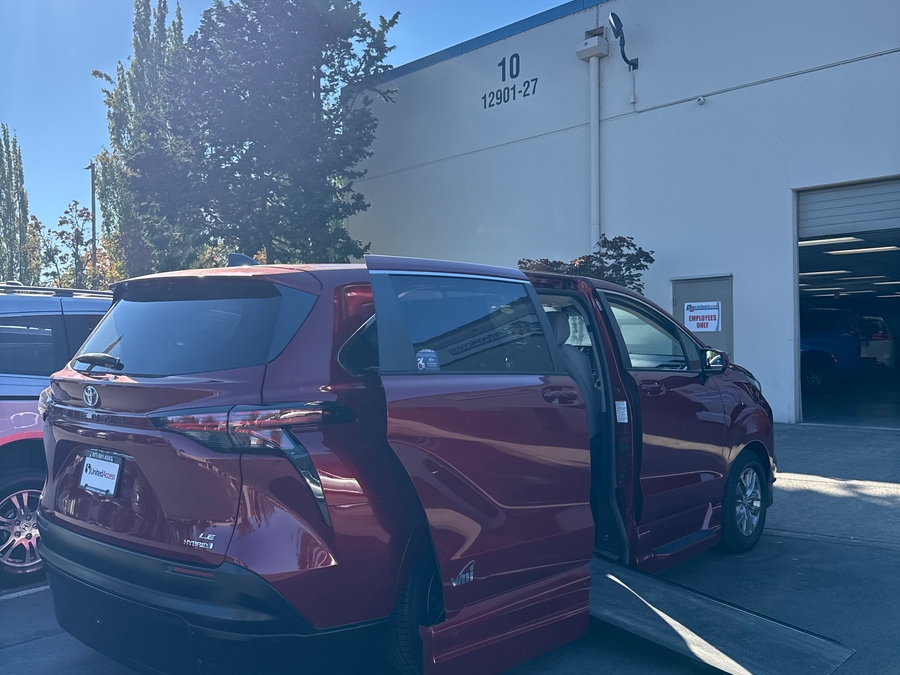PRE OWNED 2022 Toyota Sienna LE AWD