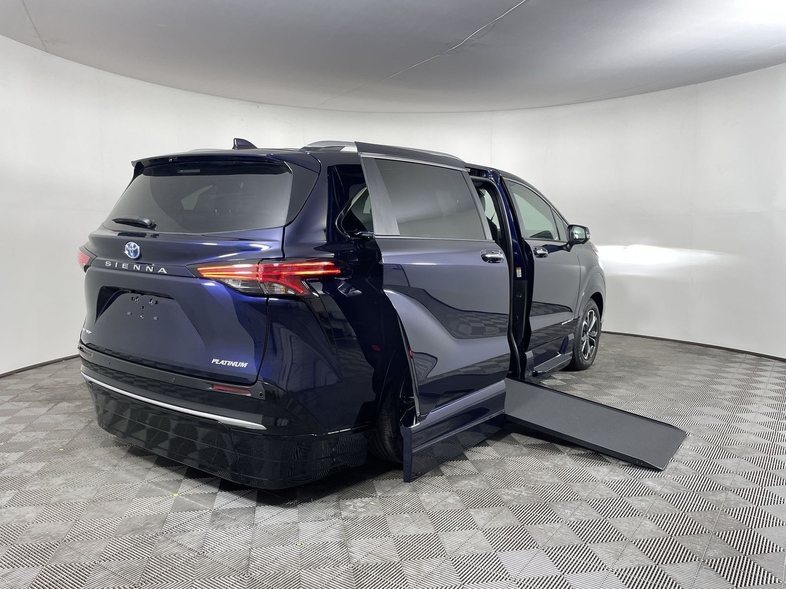 2025 Toyota Sienna Platinum - Photo 3
