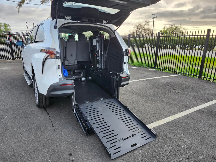 New 2026 Toyota Sienna LE W 3RD ROW