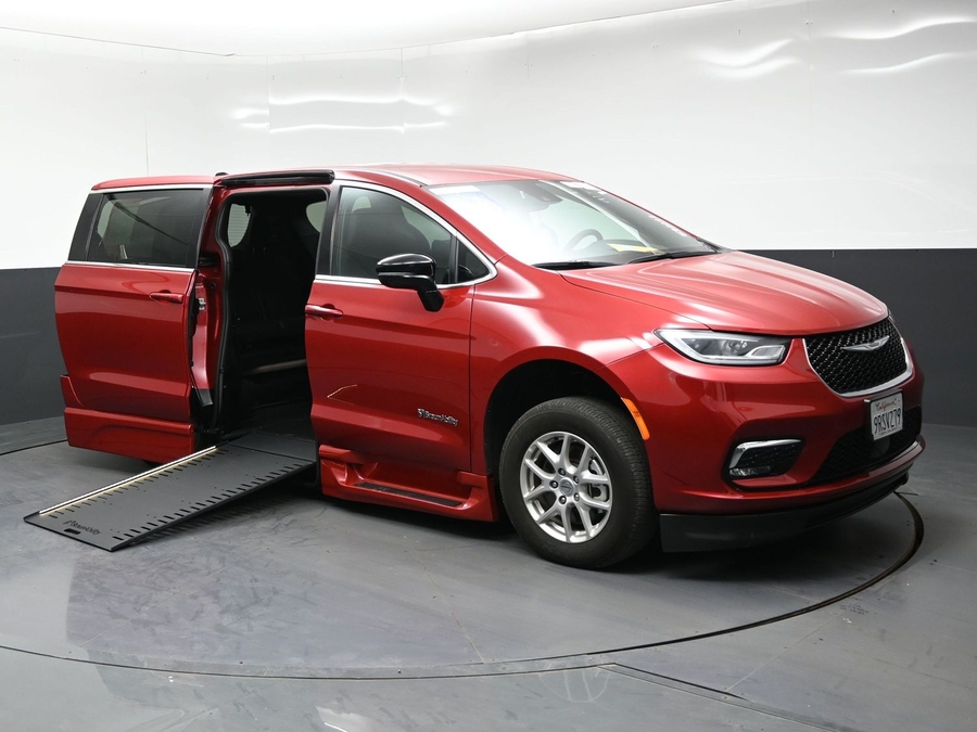PRE OWNED 2025 Chrysler Pacifica Select