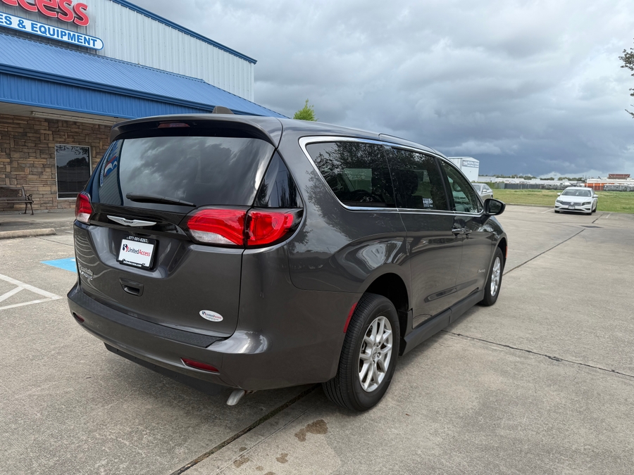 PRE OWNED 2023 Chrysler Voyager LX