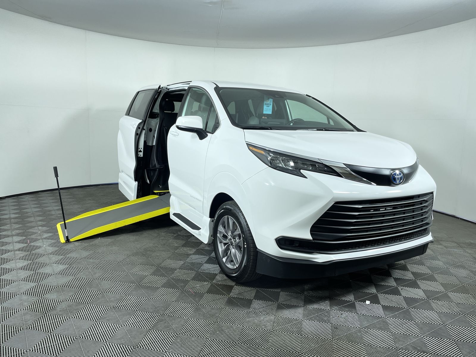 2025 Toyota Sienna LE