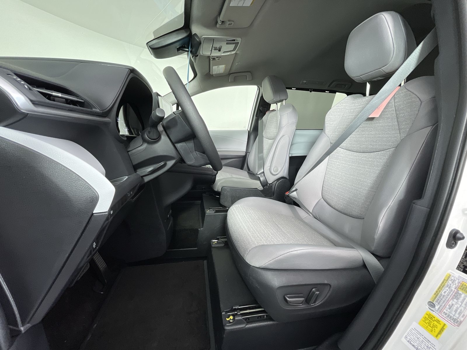 2025 Toyota Sienna LE - Photo 10