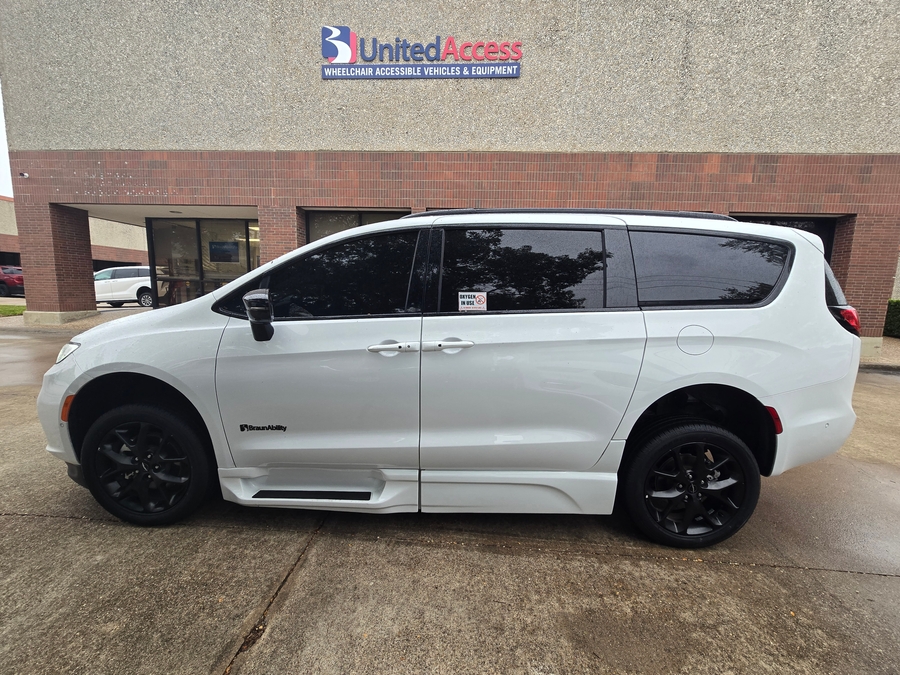 PRE OWNED 2024 Chrysler Pacifica Touring L