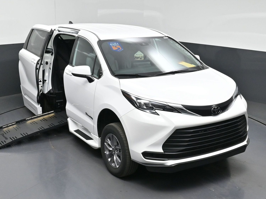New 2026 Toyota Sienna LE