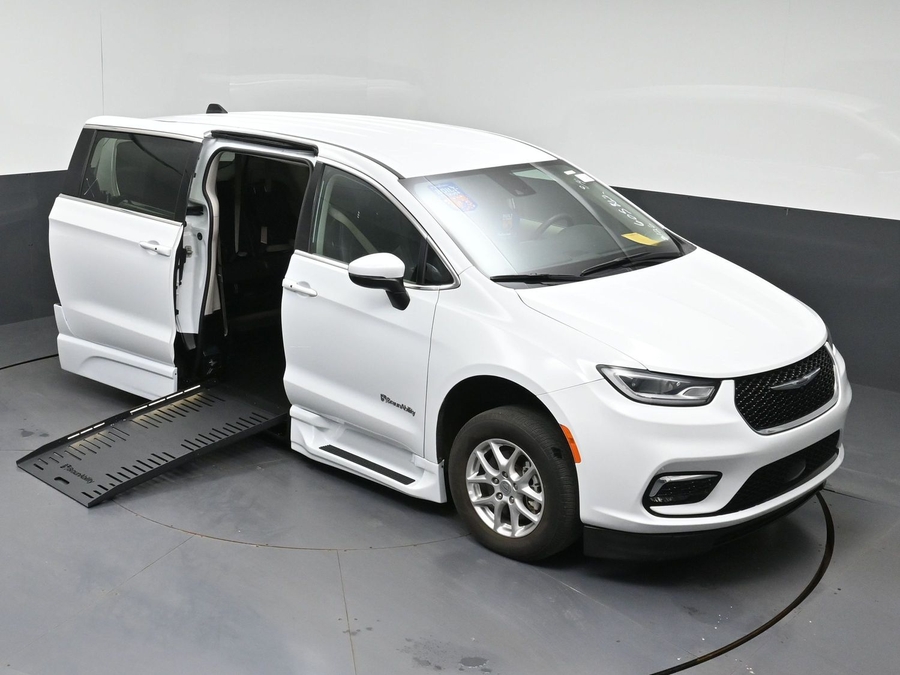 PRE OWNED 2023 Chrysler Pacifica Touring L
