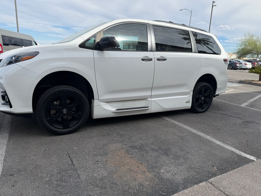 PRE OWNED 2020 Toyota Sienna SE Premium