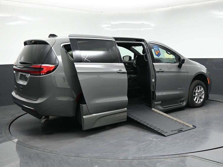 CERTIFIED PRE-OWNED 2025 Chrysler Pacifica Select