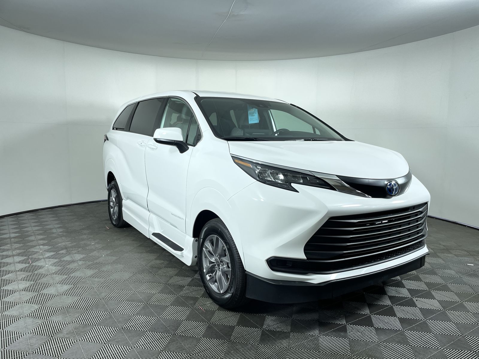 2025 Toyota Sienna LE - Photo 23